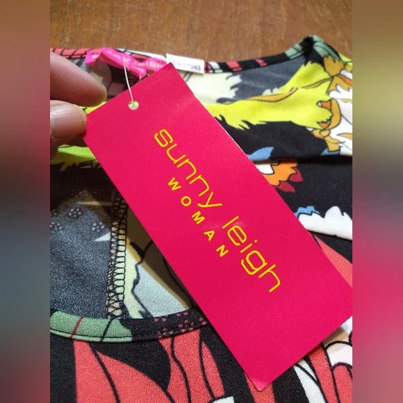 *HOST PICK* NWT Sunny Leigh Size 1X Brightly Coloured Pullover Shirt, Sh… - Picture 6 of 10